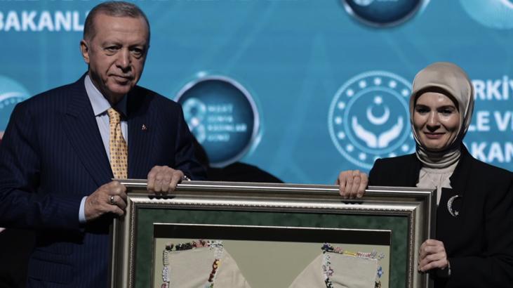 Cumhurbaşkanı Erdoğan’a ‘8 Mart Dünya Kadınlar Günü’nde 81 oyalı yazma hediye edildi