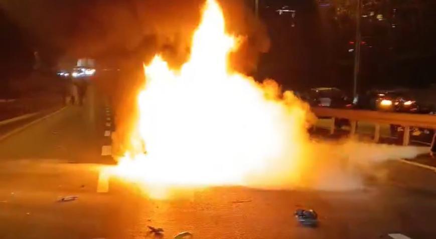 Taksiyle çarpışan motosiklet alev topuna döndü! 2 kişi yaralandı