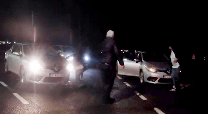 Dehşete düşüren olay! Otomobil ile yaralının üzerinden geçip; yardım edene de çarptı