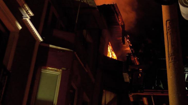 Beyoğlu’nda çatı yangını: 1 kişi hayatını kaybetti