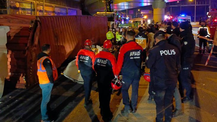 Bakırköy’de feci kaza! TIR, otomobilin üzerine devrildi: 4 kişi hayatını kaybetti