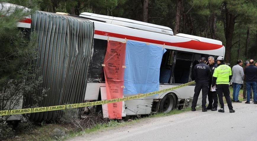 İzmir’de belediye otobüsüne TIR çarptı! Ölü ve yaralılar var