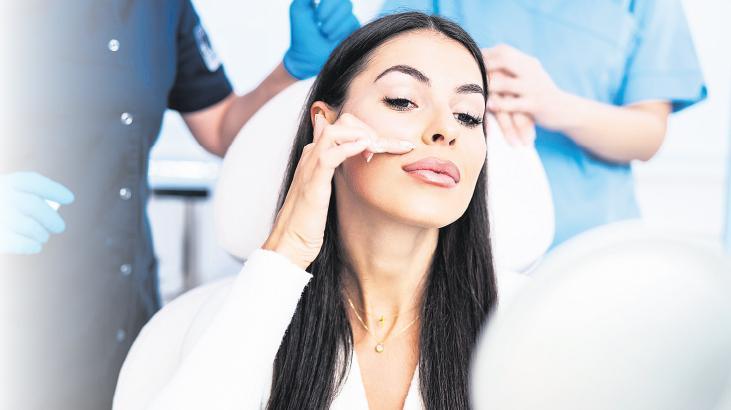 Plastik yüzlerin sebebi Selfie