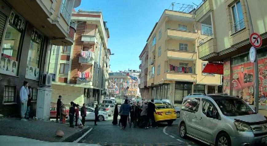 Yol ortasında dehşet anları! Taksinin camına yumruk atarak kırdı