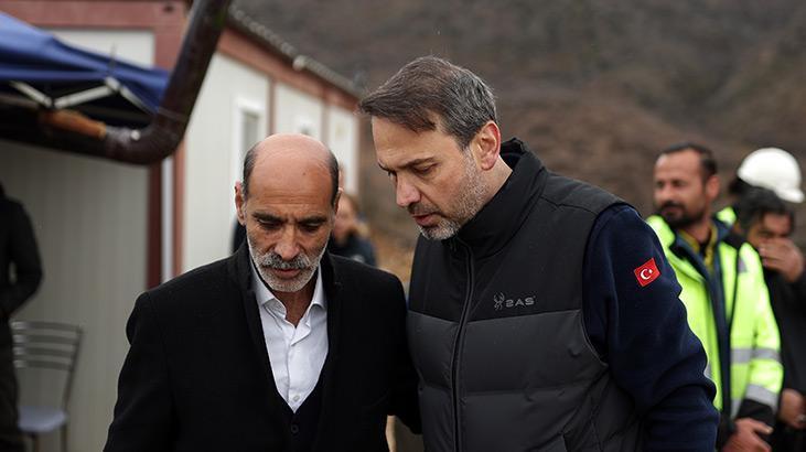 Bakan Bayraktar, toprak altında kalan işçilerin aileleriyle çalışmaları izledi