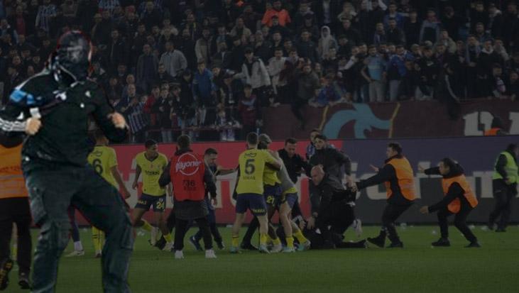 Olaylı Trabzonspor – Fenerbahçe maçı! Sahaya giren ilk taraftar tutuklandı… İşte ilk ifade