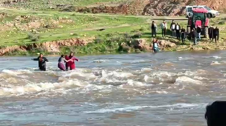 Zamanla yarış! Şanlıurfa’da sel sularına kapılan 3 kadın kurtarıldı, 1 çocuk kayıp