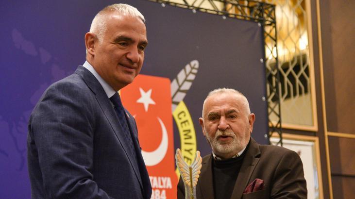 Bakan Ersoy Antalya Gazeteciler Cemiyeti’nin iftar programına katıldı!