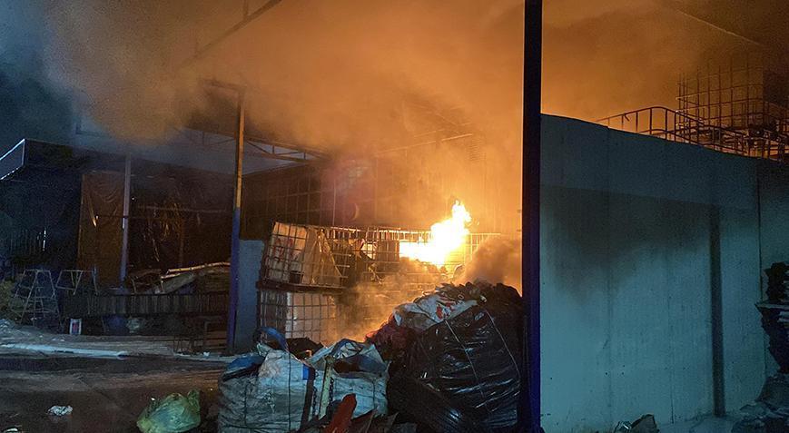 Geri dönüşüm deposunda yangın! 5 iş yeri küle döndü, 1 kişi hayatını kaybetti