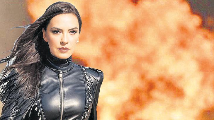 Yeni teklisi için poz verdi