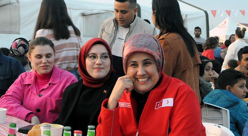 Türk Kızılay Genel Başkanı Fatma Meriç Yılmaz depremzede vatandaşlarla iftar yaptı