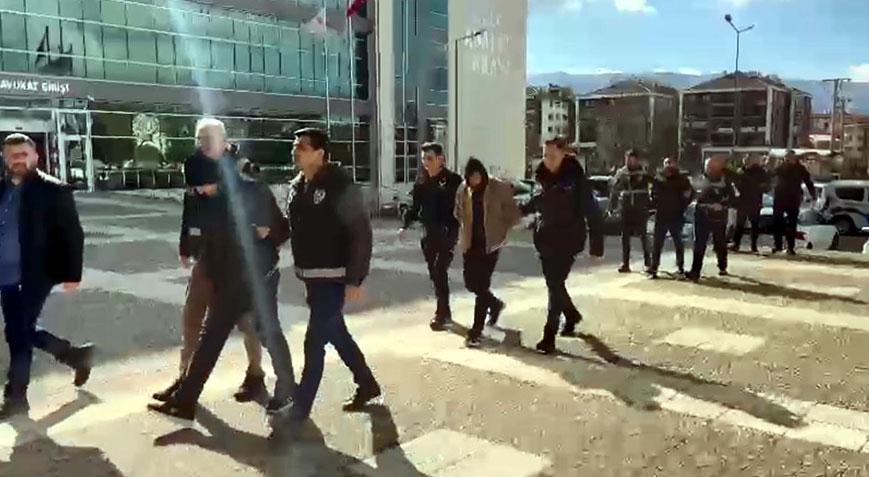 Sitenin otoparkında silahlı gasp! 4 kişi tutuklandı