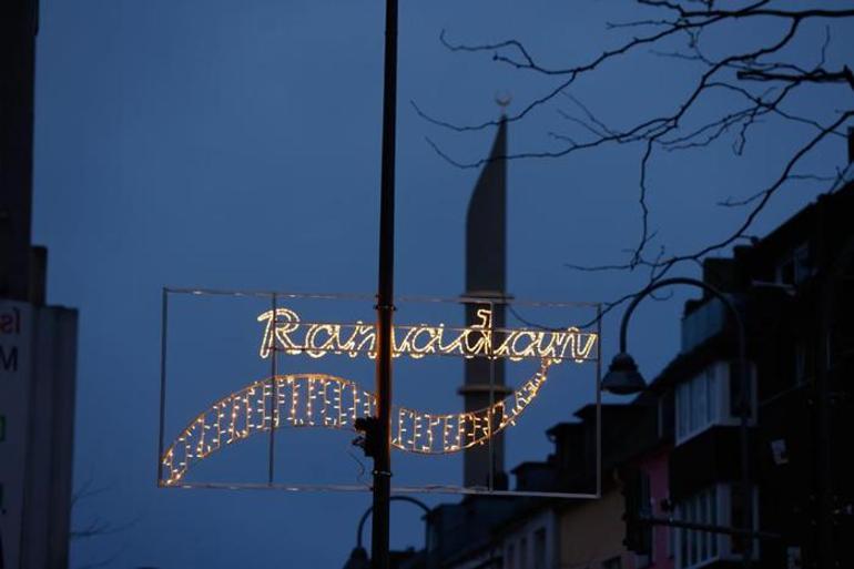 Bir ilk! Köln’de caddeler Ramazan ayına özel ışıklandırıldı