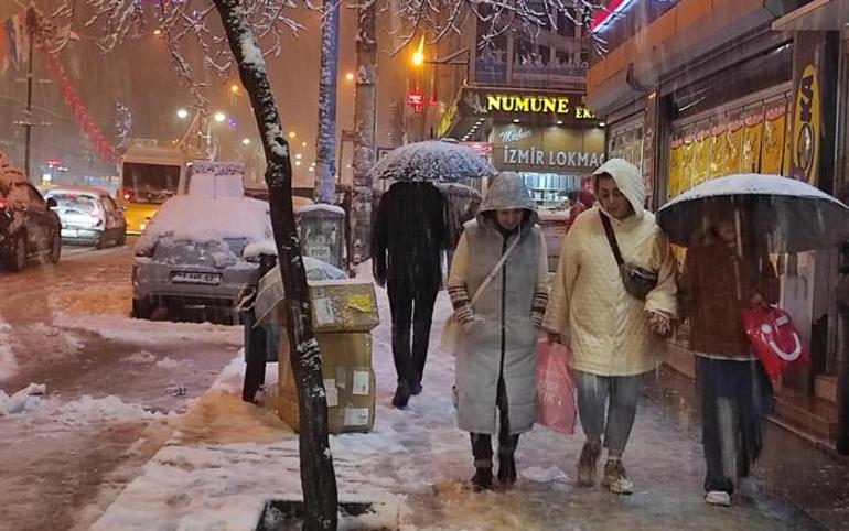 Van'da kar yağışı etkili oldu! Okullar tatil edildi, iki ayrı bölgeye çığ düştü