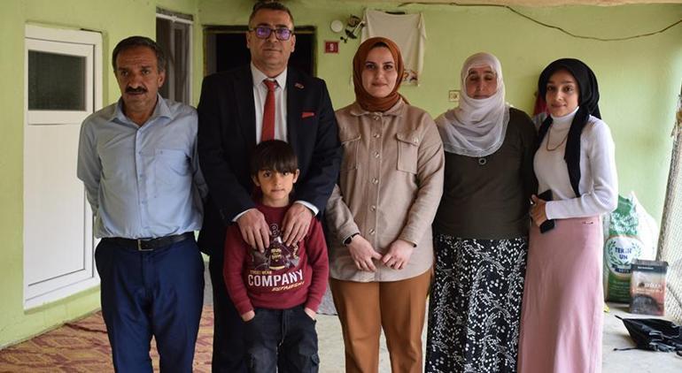 Okulun tek öğrencisinin hem öğretmeni hem arkadaşı: Aile gibi olduk