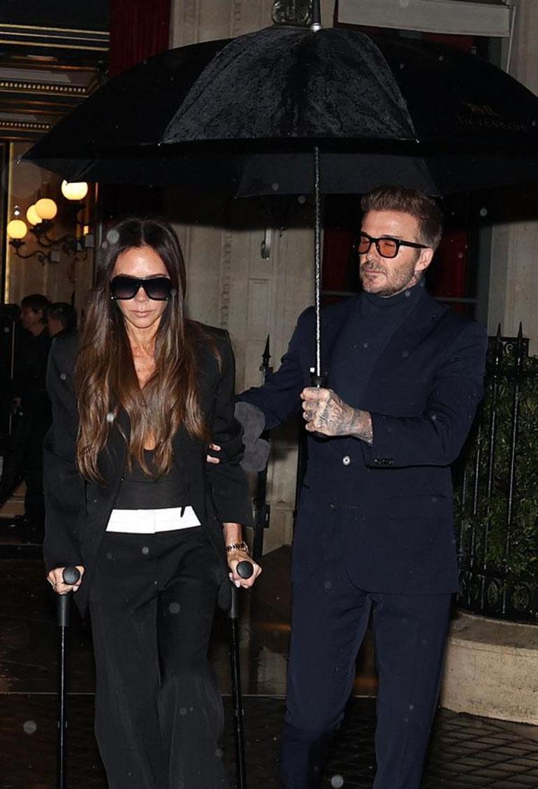 Victoria Beckham sahneye koltuk değnekleriyle çıktı! Defileyi protestocular bastı