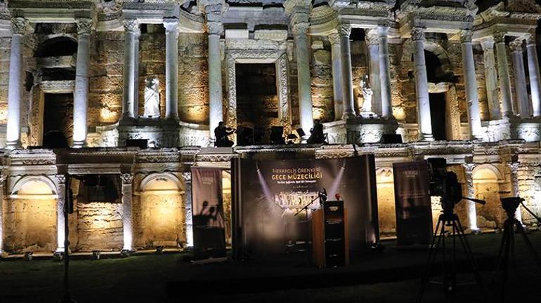 ‘Beyaz cennet’ olarak adlandırılan Pamukkale Hierapolis Ören Yeri ışıklandırıldı