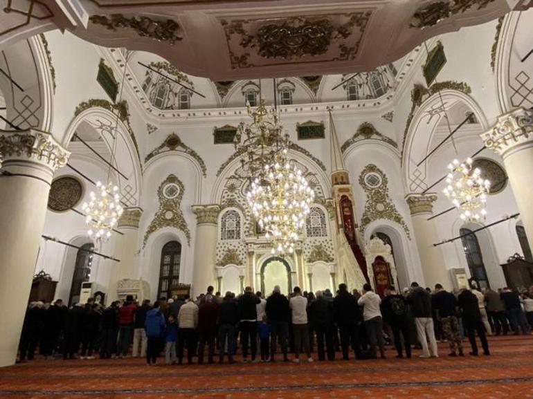 Vatandaşlar ilk teravih namazı için camilere akın etti! 'Dünyada bir yolcu gibi ol'