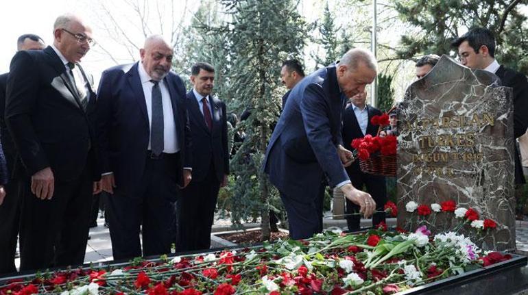 Cumhurbaşkanı Erdoğan'dan Alparslan Türkeş'in kabrine ziyaret