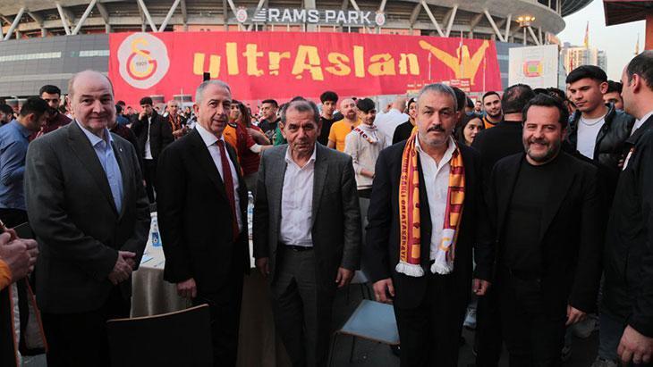 Galatasaray’da Dursun Özbek’ten çifte bayram müjdesi!