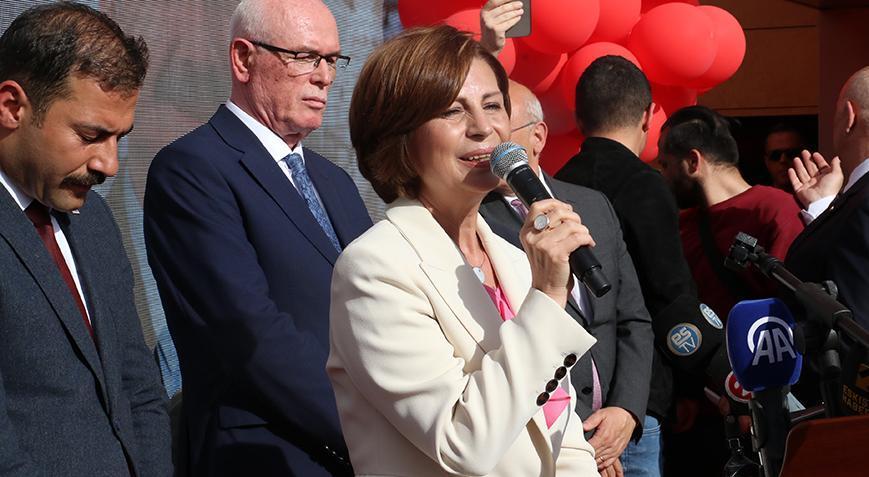 Eskişehir’in ilk kadın başkanı Ayşe Ünlüce mazbatasını alarak görevine başladı