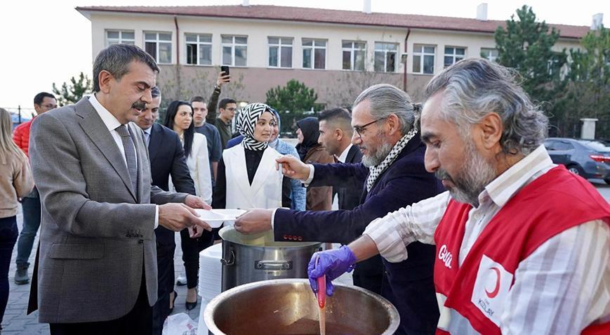 Bakan Tekin Mamak Fen Lisesi’nde iftara katıldı