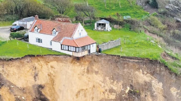 Uçurumun kıyısındaki evi erozyon bitirdi
