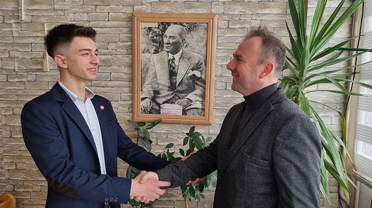 11 adayın yarıştığı seçimde 18 yaşındaki genç muhtar oldu