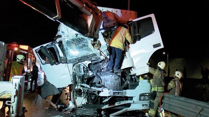 Kuzey Marmara Otoyolu’nda TIR ile kamyon çarpıştı: 2 yaralı