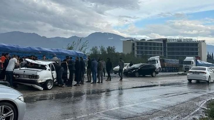 Hatay Dörtyol’da iki araç birbirine girdi! Tofaş kağıt gibi ezildi