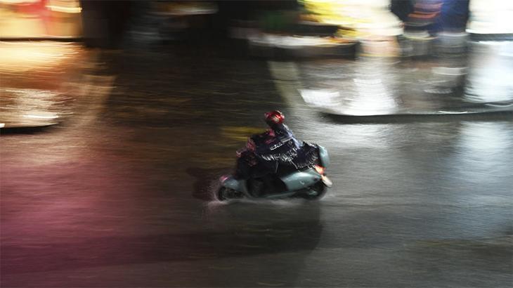 Şiddetli rüzgar uykularında pencereden dışarı savurdu!