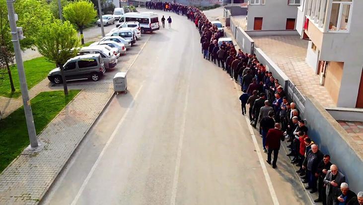 Yer: Bursa! 1 kilometrelik bayramlaşma kuyruğu