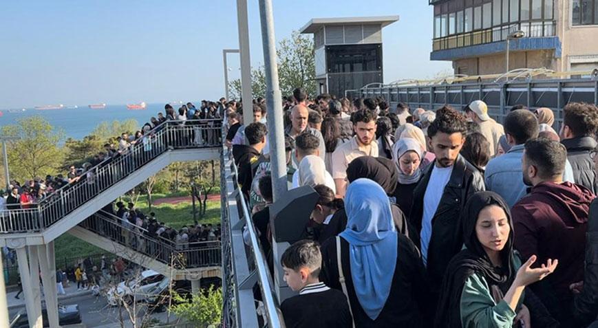 Metrobüs üstgeçidinde yoğunluk izdihama dönüştü, vatandaşlar isyan etti