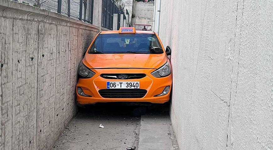 Sabah uyandıklarında şoke oldular! Taksi, iki duvar arasına sıkıştı
