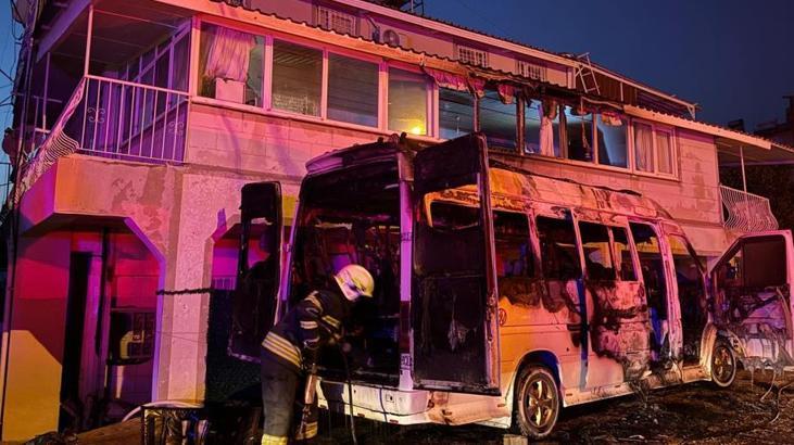 Korku dolu anlar! Minibüste çıkan yangın binaya sıçradı