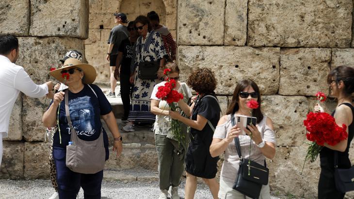 Antalya’da turistlere özel karşılama