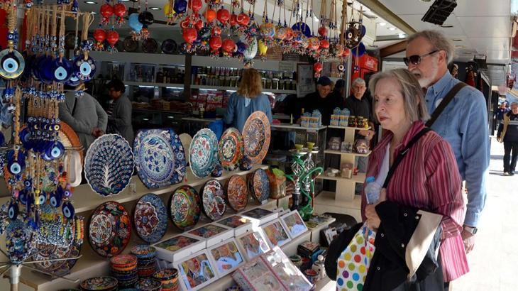 Kuşadası’nda kruvaziyer hareketliliği esnafı sevindirdi