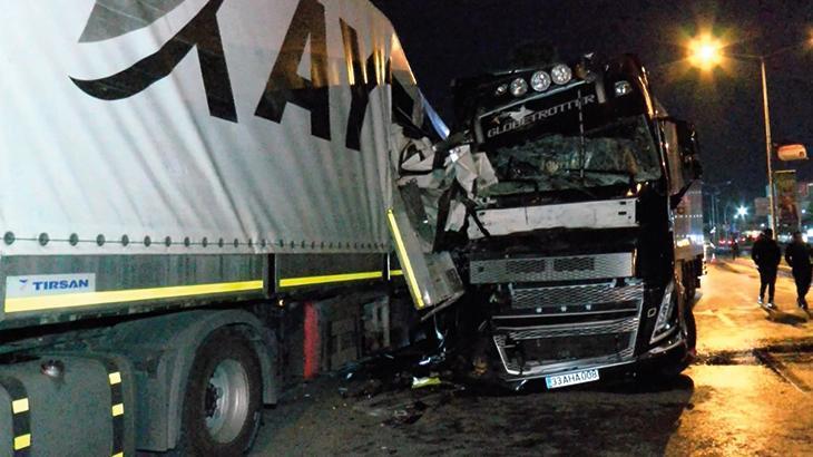Ataşehir’de alkollü TIR şoförü park halindeki 2 TIR’a çarptı: 1 yaralı
