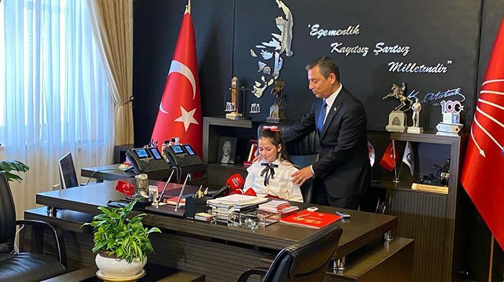 CHP lideri Özel koltuğunu Dora’ya bıraktı