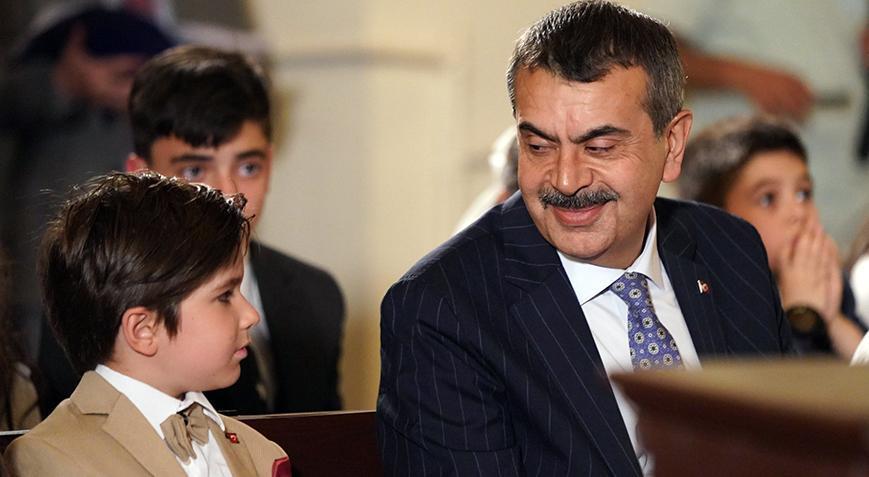 Bakan Tekin çocukların tarihi meclis binasındaki temsilini izledi