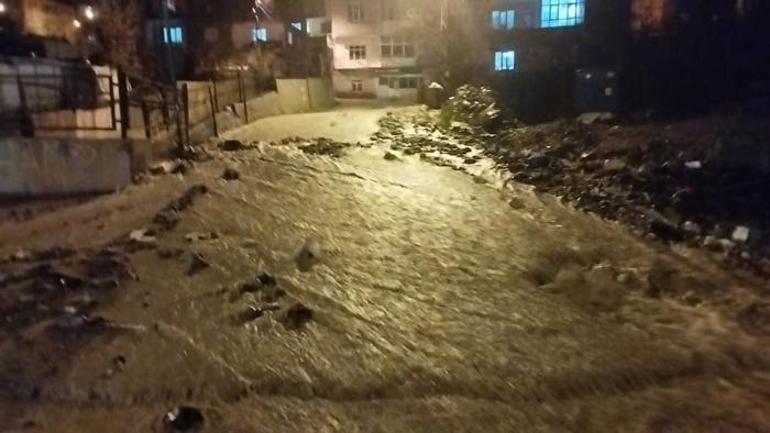 Elazığ ve Hakkari'de sağanak yağış! Şimşekler geceyi gündüze çevirdi