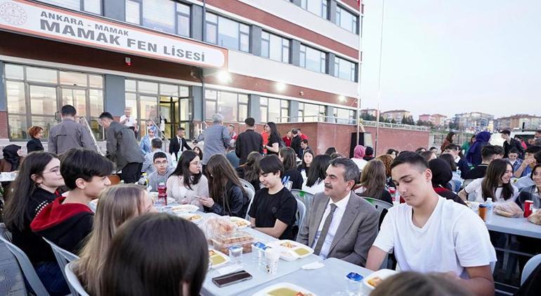 Bakan Tekin Mamak Fen Lisesi'nde iftara katıldı