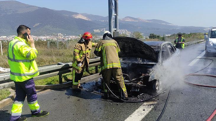 Bursa'da seyir halindeki otomobil yandı