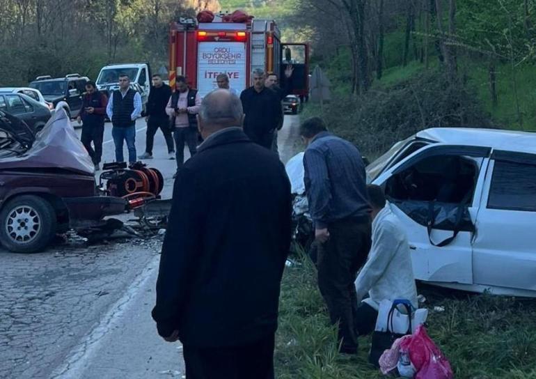 İki otomobil kafa kafaya çarpıştı! Çok sayıda yaralı var