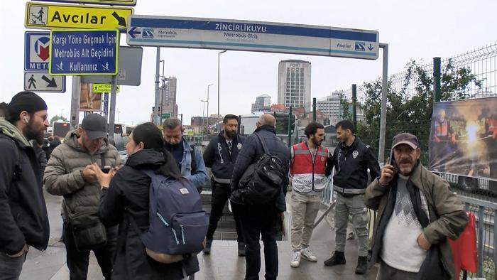 Bugün İstanbul! İşe gitmek isteyenler bariyerlerden atladı kimi treni kaçırdı
