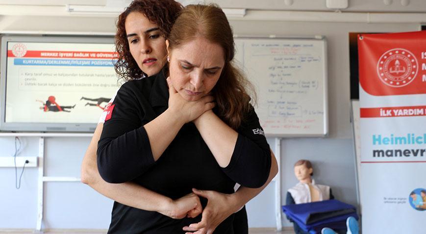 3 bin öğretmen, öğrenci ve veliye ‘Heimlich’ manevrası öğretildi! ‘Belgeleri 3 yıl geçerli’