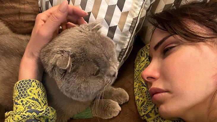 Sahneden indi, hasta kedisi Patron’a koştu!