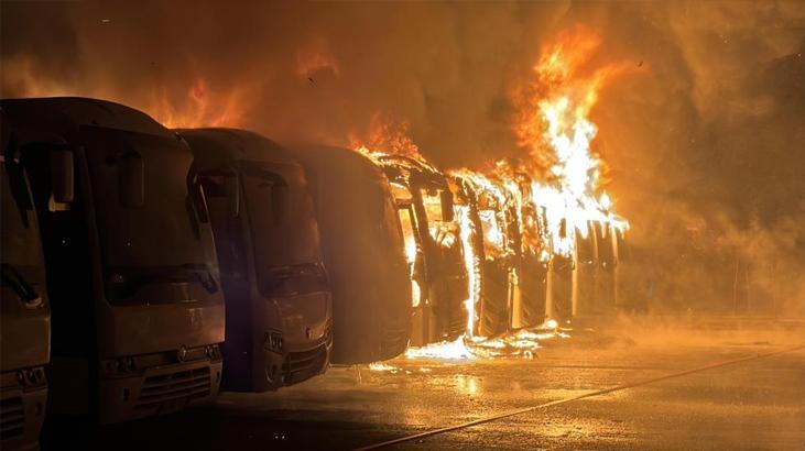 15 araç cayır cayır yandı! Sadece iskeletleri kaldı