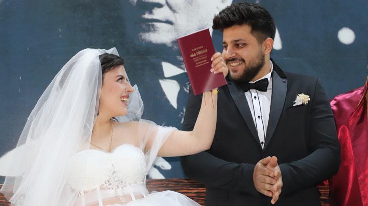 Depremde 5 gün enkaz başında bekledi! Tedavisi bitince evlendi