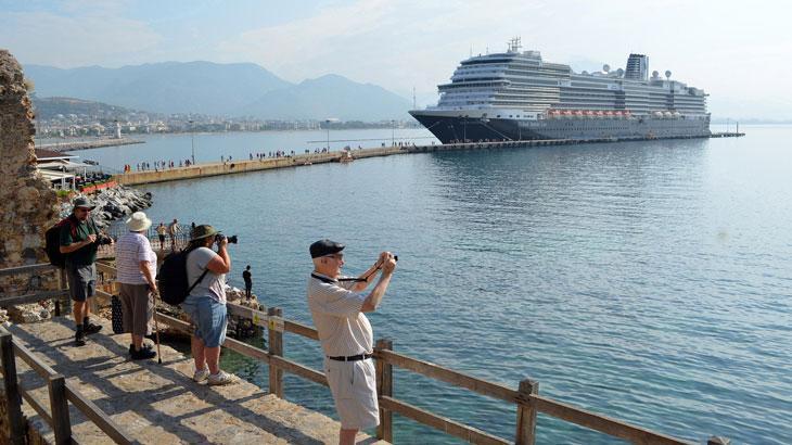 50 kruvaziyer gemiyle 61 bin yolcu geldi